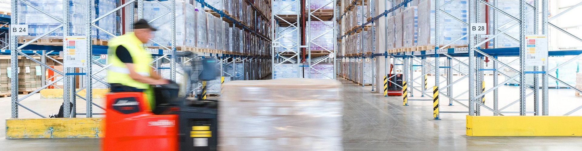 Order picking in the Sostmeier Group’s high-bay warehouse..